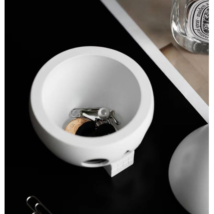 Skull - Shaped Ashtray with Lid, Stylish and Edgy Cigarette Ashtray